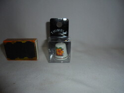 Angol porcelán gyűszű dobozában " Thimble "