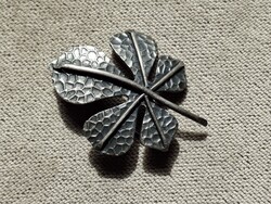 Iparművész bross, ezüstözött levél formájú bross