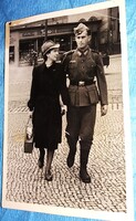 Antik 1942 hazalátogató német katona párjával sétál fotó képeslap eredeti a képek szerint