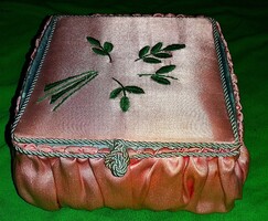 Antik kézzel hímzett BIEDER belül kívül selyem díszdoboz / VARRÓSDOBOZ 20x20x10 cm a képek szerint