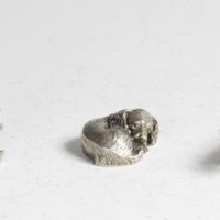 Ezüst miniatűr alvó kutya figura (EZM-09)