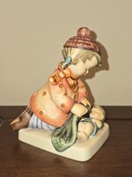 Hummel Goebel babázó kislány