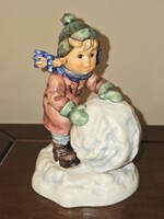 Hummel Goebel hógolyózó kisfiú