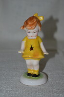 Sárga ruhás katicás kislány