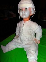 Régi magyar  nagyméretű műanyag celluloid játék baba alvó - ülő EEDETI RUHÁVAL 66 cm a képek szerint