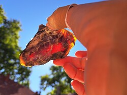 Indonéziából származó vörös borostyán 180 ct