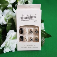 24db-os négyzet alakú DIY műköröm szett folyékony ragasztóval – fehér – fekete - kockás