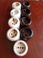 Wall-mounted grounded socket