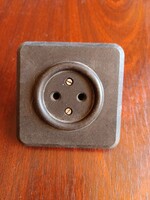 Falba süllyesztett nem földelt konnektor