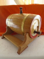 Tölgyfából készült használható asztali pálinkás hordó, űrtartalma 2 literes, nemcsak dísztárgy