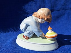 Zsolnay Sinkó András tervezte búgócsigás fiú