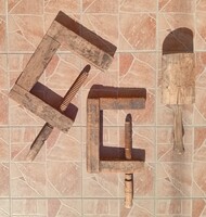 Antik nagyméretű fa asztalos szerszám szorító satu 2 db + fa faragókalapács