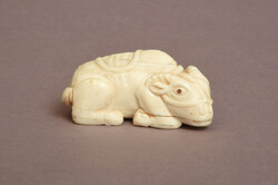 Antik japán tehén-ló (ushi-uma) csont netsuke szobor