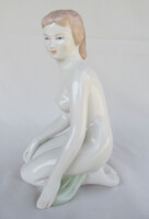 Aquincumi porcelán nagy méretű térdelő női akt