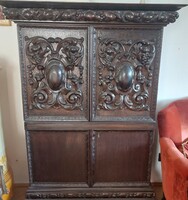 Antik Neoreneszánsz  faragott italkínáló vitrin, szekrény