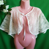 Szatén szegélyes csipkés törtfehér menyasszonyi pelerin, rövid palást