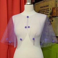 Gyöngyös csipkével díszített lila alkalmi pelerin, rövid palást