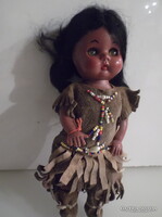 MŰVÉSZBABA - ALKUKÉPES - CÍMKÉVEL - PISLOGÓS -  RÉGI - 20 x  7 cm - SZÉP ÁLLAPOT