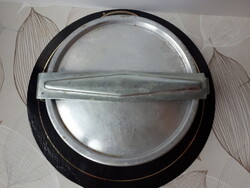 Retró alumínium étel tároló, ételhordó. Fém csattal záródik. Átmérő 18 cm, magasság 5 cm.9.