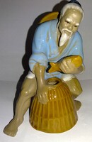 VINTAGE SCHIWAN nagyon szép kínai MAJOLIKA figura ÖREG HALÁSZ ül hallal kosárral 15cm képek szerint