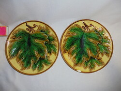 Két darab régi, szőlőlevél mintás majolika falitányér - együtt