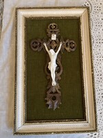 Antik faragott fa kereszt porcelán Jézussal fa keretben nagy.