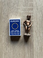 Bronz pisilő kisfiú