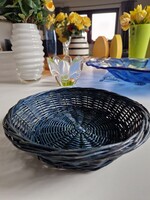 Kék, fonott vesszőkosár, méretei felül 20cm, alul 14cm átmérőjű  és 5cm magas