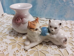 Cicák és kis váza együtt