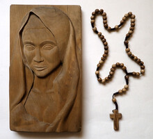 Régi fa Szűz Mária Madonna fából készült faragott fali dombormű relief domborkép olvasó rózsafüzér