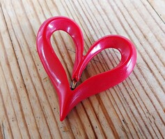 Retro piros műanyag szív bross