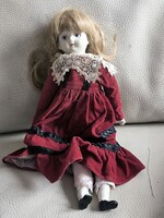 Porcelán biszkvit baba szép ruhàban kedves arcu