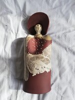 KALAPOS NŐ KERÁMIA SARKANTYÚ JUDIT