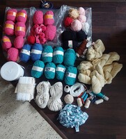 Kötőfonal, cérna, pertli stb. egyben. Kötés, ruhakészítés.