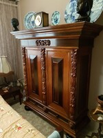 Antik ruhás szekrény