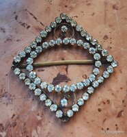 Régi köves ruhadísz, övcsat