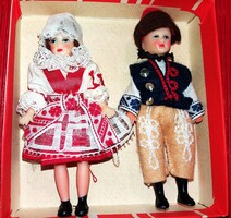 Vintage 1978. CSEHSZLOVÁKIA népviseletes szuvenírboltos  10 cm baba pár díszdobozban a képek szerint