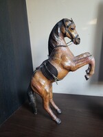 Kézműves, Bőrrel Bevont Ágaskodó Ló Szobor