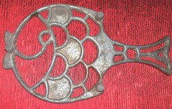 Vintage RITKA, szép és érdekes Art Deco alumínium HAL ALAKÚ edényalátét 26 x 15 cm a képek szerint