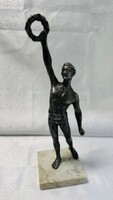 Olimpiai Győztes Ember - Szobor