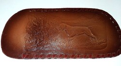 Vastag VALÓDI bőr szemüvegtartó tok VADÁSZJELENETES KÉZIFŰZÖTT BŐRDÍSZMŰVES REMEK 18cm képek szerint