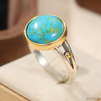 KÉZZEL KÉSZÍTETT TIBETI EZÜST GYŰRŰ SZÉPEN FÉNYLIK, A KŐ FOGLATA ARANYOZOTTA KŐ TÜRKIZ SZÍNŰ.