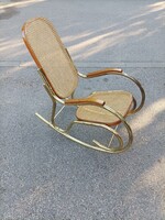 Mid century nádazott hintaszék, rézzel bevont fém vázas