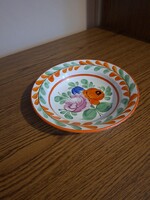 Wilhelmsburgi kerámia (keménycserép ?) virág mintás falitányér, dísztányér. 22,8 cm. Jelzett