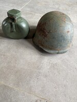 Régi katonai sisak és kulacs