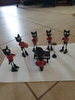 Cicazenekar figurakészlet.