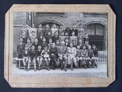 Régi fotó Iskolai osztálykép tanítókkal – városi iskolaudvar, 1940-es évek, Szombathelyi Nándor