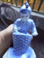 Zsolnay Sinkó András  fiú gyermek kosárral-kék mázas