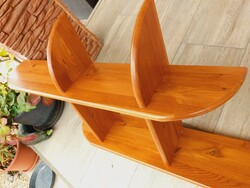 Eladó egy  fenyő fali polc.  Bútor  szép állapotú.