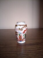 Keleti (Kínai?) porcelán váza. 9 cm. Hibátlan. Jelzett